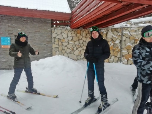 На горных лыжах кататься очень просто, все то же самое, как и с обычными лыжами (минус - ботинки очень тяжелые)
